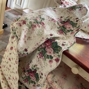 Gorgeous quilt plus two shams large. Generous queen size along with shams